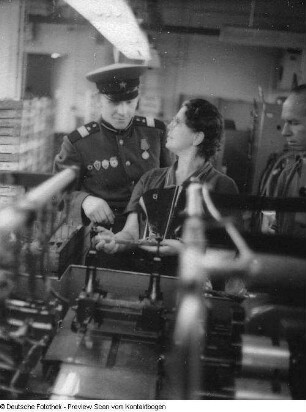 Sowjetische und deutsche Soldaten im SWD (Sachsenwerk?)