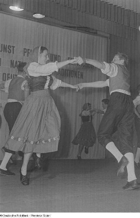 Auftritt einer am Bezirksausscheid der Volkskunstgruppen 1954 teilnehmenden Tanzgruppe