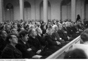 Dresden, Glacisstraße, Tonhalle (Kleines Haus). Öffentliche Sitzung des Stadtrates mit der Staatskapelle unter Generalmusikdirektor Keilberth. Oberbürgermeister Walter Weidauer stellt den Plan zum Wiederaufbau der Innenstadt vor, 5. Januar 1946 & Dresden, Glacisstraße, Tonhalle (Kleines Haus). Öffentliche Sitzung des Stadtrates, 5. Januar 1946