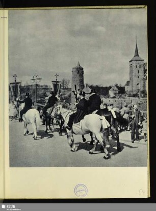 104 Der Weg führt aus der Stadt auf die Fluren