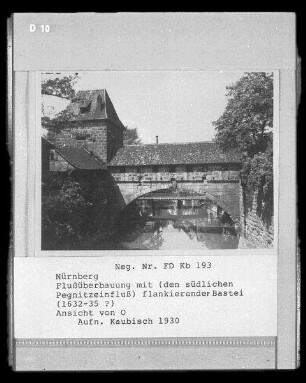Nürnberg. Stadtbefestigung (Letzte Stadtmauer). Kasemattentor (um 1400); Flußüberbauung mit der den südlichen Pegnitzeinfluß flankierenden Bastei. Blick von Osten vom Mühlensteg der Kleinen Insel Schütt