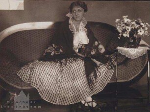 Frau auf einem Sofa sitzend