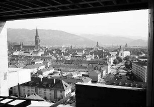 Freiburg: Blick vom Dach des Chemischen Institutes auf Stadtkern und Münster