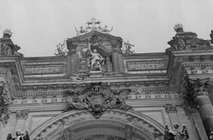 Aufnahmen von Abraham und Berta Pisarek in Berlin : Blick auf Figurennische über dem Hauptportal
