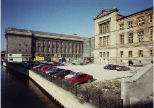 Parkende Autos auf dem Vorplatz des Neuen Museums vor dem Hintergund des Pergamonmuseums