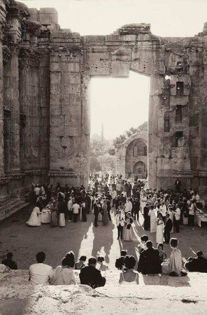 Gäste auf dem "Bal des petits lits blancs" in Baalbek