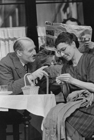 Szenenbilder aus "Lügen haben lange Beine" von Eduardo de Filippo mit Musik von Günter Hauk (Regie: Werner Schulz-Wittan, Ausstattung: Dieter Berge). Maxim-Gorki-Theater Berlin, 21.02.1958 (Premiere am 25.02.1958) : Mit Lotte Loebinger als Carmela, Evamaria Bath als Olga, Ruth Kommerell als Constanza, Eva-Maria Hagen als Angelina, Heinz Scholz als Libero, Wilhelm Gröhl als Benedetto, Walter Jupé als Guglielmo, Hermann Dieckhoff als Roberto, Hildegard Röder als Graziella, Friedel Nowack als Christina, Wolfgang Hübner als erster Sohn u. a.