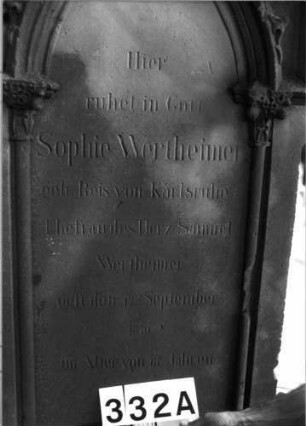 Grabstein 332 (Index: 100085187) Maße HxBxT: 224x75x30 cm Beschreibung: ädikulaart. St. m. Säulen, getreppt. Sockel/Abschl. m. Mittelakroter. Schrift eingetieft: Grabstein 332A