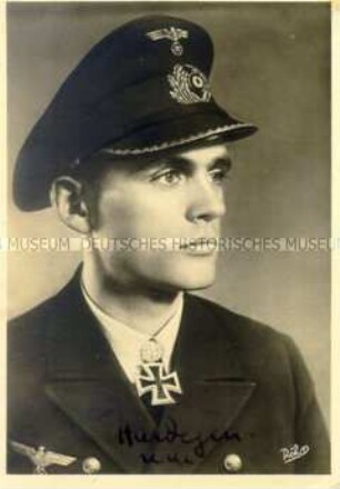 Autogrammpostkarte von Ritterkreuzträgern des Zweiten Weltkriegs: Kapitänleutnant Hardegen