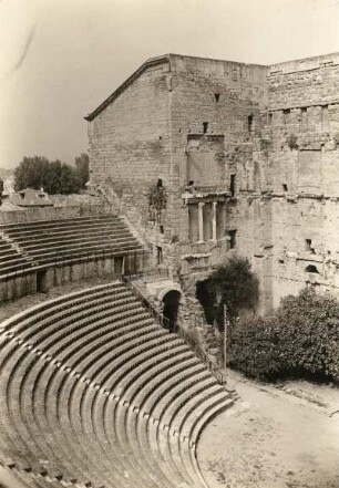 Orange (Vaucluse). Römisches Theater (Wiederherstellung 1894-1898). Zuschauerraum und linke Bühnenecke