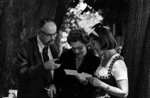 24. Tagung 1974 Chemiker; Kaffeeempfang Hotel Tannenhof: Edwin M. Mc Millan, Frau Mc Millan, Gräfin Sonja Bernadotte