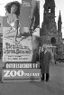 Berlin: Filmplakat am Zoopalast; (mit Ruine)