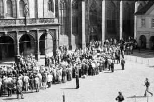 Freiburg: Spalier in das Münster, vom Kaufhaus