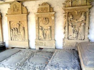 Stadtbild - Friedhofskapelle-Grabsteinhalle - Epitaphien- und Grabsteinauswahl