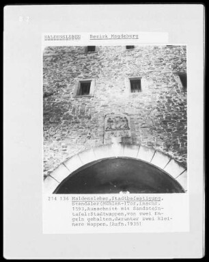 Stadtwappen Haldensleben, von zwei Engeln getragen, darunter kleinere Wappen