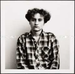 Porträt eines jungen Mannes in kariertem Hemd (Sonderthema: Ein Bild von mir - Selbstporträts und Selbstdarstellungen)