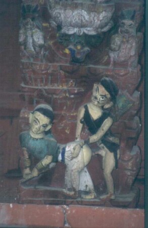 Erotisches Relief : Erotisches Relief. Holz, geschnitzt, farbig gefasst (vor 1563). Kathmandu, Jagannath Tempel