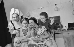 Szenenbilder aus " Falstaff " von G. Verdi mit H. Reinmar, S. Schöner, D. Eustrati, I. Armgart, R. Peters, Komische Oper 1952