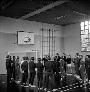 Stadtschule: Salinenstraße: Turnhalle: Sportgruppe beim Basketballtraining