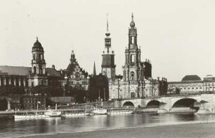 Dresden, Blick vom Neustädter Elbufer auf die Altstadt mit Personen-Seitenraddampfer "Riesa" (1897, Werft Blasewitz)