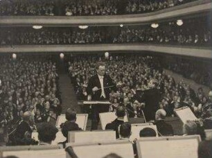 Willem Mengelberg dirigiert im Gebouw voor Kunsten en Wetenschappen in Den Haag, Solist ist der 16jährige Yehudi Menuhin. Willem Mengelberg