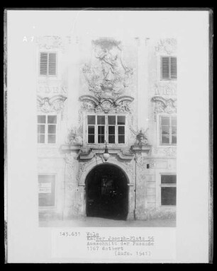 Immaculata-Relief über dem Portal