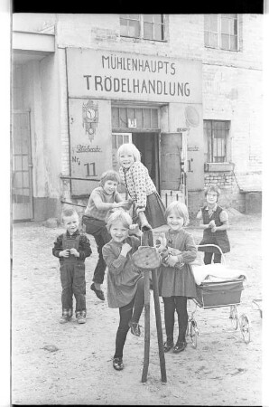Kleinbildnegativ: Kurt Mühlenhaupt, Trödelhandlung, 1966
