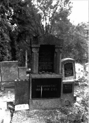 Grabstein 777 (Index: 100099487) Maße HxBxT: 198x82x25 cm Besonderheit: kulturhistorisch wertvoll / hist.-wiss. Gr. (Gem.-stellg. Isak); - Doppelgrab f. Eheleute mit Gedenktafel f. Tochter Betty: Grabstein 777