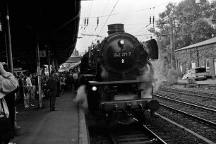 Hamburg-Harburg: Bahnhof: Fahrt nach Cuxhaven mit einer Dampflokomotive Baureihe 042 der Firma Borsig