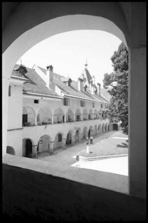 Millstatt: Klosterhof durch Rundbogen