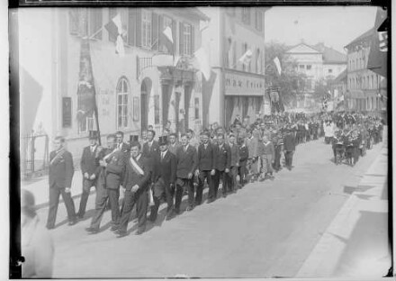 Fidelisfest in Sigmaringen 1934; Prozession in der Antonstraße, am linken Bildrand Cafe Stumpp, im Hintergrund Prinzenpalais