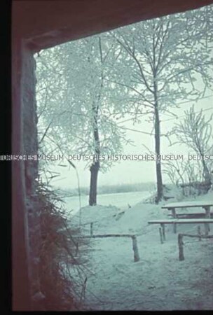 Blick aus einer Soldatenunterkunft in winterliche Landschaft