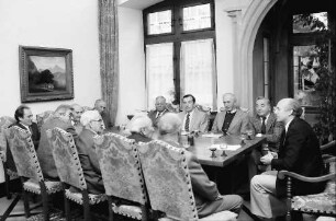 Freiburg: Regierungspräsidium; Regierungspräsident Nothhelfer, Weinbausachverständige, Gruppen