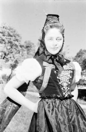 Löffingen: Bauernmädchen in Tracht