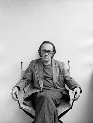 Der Schriftsteller und Regisseur Heiner Müller (1929-1995) in einem Regiestuhl, auf genommen in Berlin-Pankow