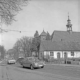 Am Alten Markt / B 75: Gottesbuden, südliche Reihe: dahinter Schlosskirche: Autos