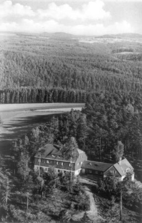 Schöna (Reinhardtsdorf-Schöna). Blick vom Zirkelstein über die Jugendherberge "Hans Dankner" nach Südost über den Elbcanyon gegen die Rosendorfer Ebenheit