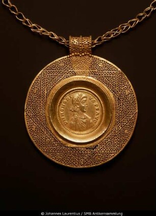 Halskette mit Medaillon: Goldmünze des Kaisers Honorius