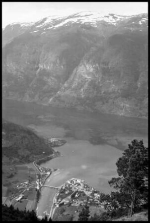 Flåm: Aurlandfjord, von oben auf Aurland und Flussmündung