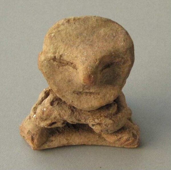 Figurine en argile (fragment de récipient)