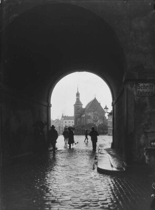 Bautzen. Blick durch das Reichentor in die Steinstraße gegen die Liebfrauenkirche