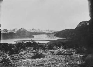 Landschaft : Blick über eine Ebene und einen See auf die Berge