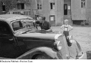 Mann beim Säubern eines Autos