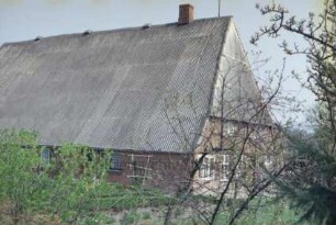 Ratzbek: Dorfstraße: Fachwerkhaus: Teilansicht: Wohntrakt, Giebelseite mit Eingangstür