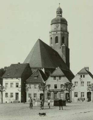 Calau, Pfarrkirche : Calau. Pfarrkirche. Blick von Nordosten über den Marktplatz zur Stadtkirche