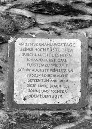 Hochzeitslinde mit Gedenktafel; Braunfels, Burgweg (bei Nr. 1 am Hintertaler Tor)
