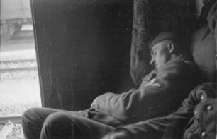 Zweiter Weltkrieg. Holland. Schlafender Angehörige der deutschen Wehrmacht in einem Waggon auf dem Weg an die Ostfront