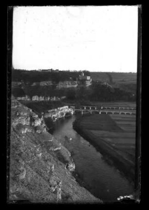 Dorf Saaleck mit den Burgruinen Rudelsburg und Saaleck