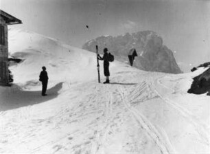 Winterbilder. Skiläufer vor einer Baude im Hochgebirge