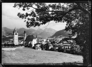 Österreich, Kitzbühel. Liebfrauenkirche und Stadtpfarrkirche Sankt Andreas gegen Kitzbüheler Alpen